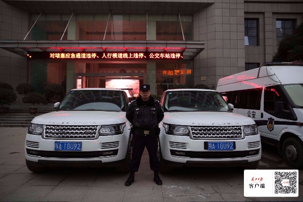 武汉交警2小时内查获异地套牌豪车