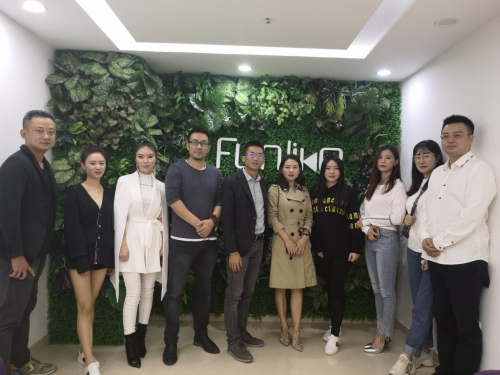 纷来首批经纪人入驻,“精灌”营销取代广告营销