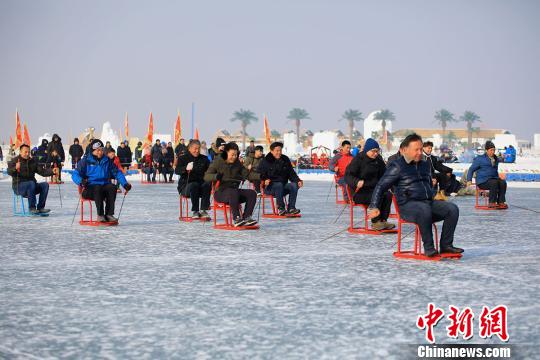 游客参加冰上爬犁比赛。　年磊 摄