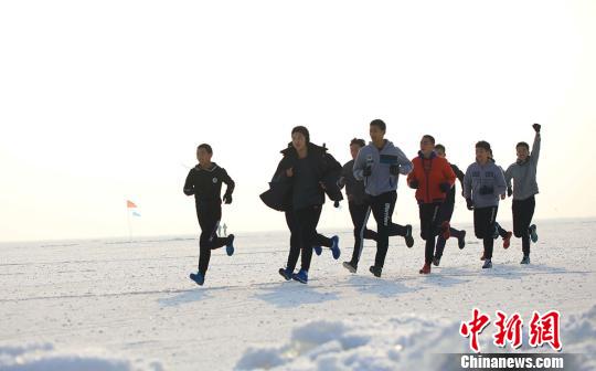 19日，800余名冰上马拉松竞赛选手 “全副武装”前行，他们在千里冰封的博斯腾湖面上划出一条闪亮的轨迹。　年磊 摄