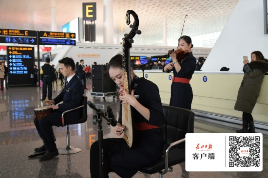 春运首日,东航帅哥美女用歌舞为旅客送上祝福