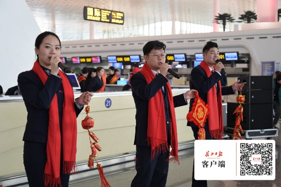 春运首日,东航帅哥美女用歌舞为旅客送上祝福