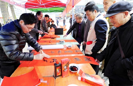 书法家为市民书写春联。