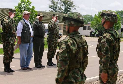 资料图片：2018年4月27日，哥伦比亚卡塔通博，哥伦比亚国防部长Luis Carlos Villegas视察Tibu的军事基地。（视觉中国）