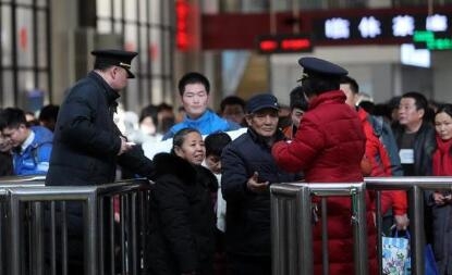 郑州铁路今日迎来节前客流高峰 预计发送旅客33.5万人