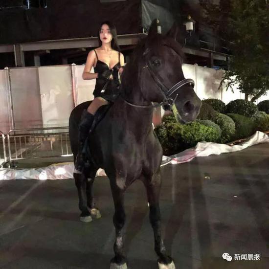  我们在抖音上找到了疑似骑马小美女