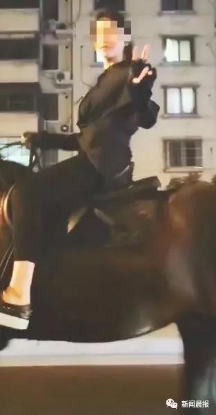 吊带美女深夜上海闹市骑马 抖音疑似骑马女已扒出