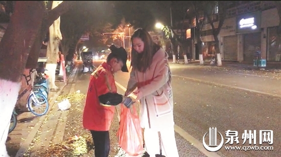 除夕凌晨一群“80后” 自发走上街头送温暖