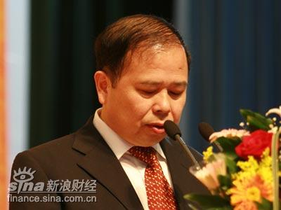 图文:厦门大学管理学院院长翁君奕主持论坛