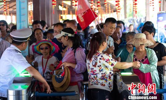 海南春节假期前三天接待游客略降 免税销售晒佳绩