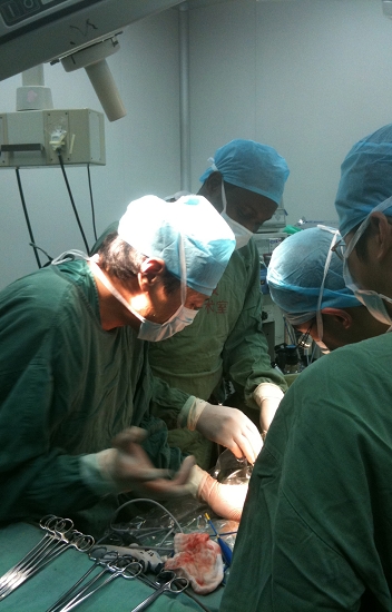 郑黎明医生在进行手术。