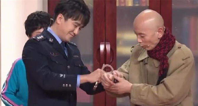 “平安北京”发布“玫瑰金”手铐测评：不要轻易盘之