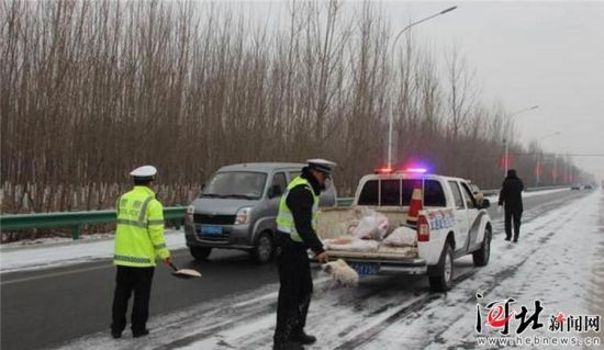图为衡水交警清除路面积雪。省交管局供图