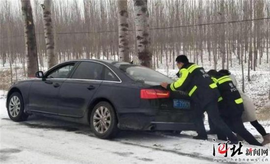 图为沧州交警雪中救援车辆。省交管局供图
