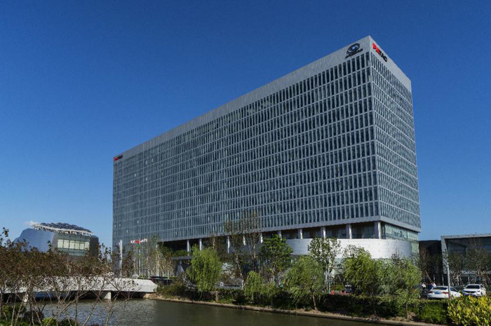 泛亚金桥园区于今年4月正式投入使用，聚焦于未来前瞻设计、造型及工程研发能力的提升，拥有前瞻及造型设计开发、软件中心、前期架构开发、缩比模型风洞、电子电器开发等众多关键研发设备。目前研发体系已形成1个泛亚，2个园区（金桥园区-工程协同、造型设计及软件开发园区；唐镇园区-整车及子系统、零部件开发验证园区），3个分中心（沈阳、烟台、武汉），4个试验基地（广德试车场、黑河寒区试验基地、吐鲁番热区试验基地和格尔木高原试验基地）的布局。