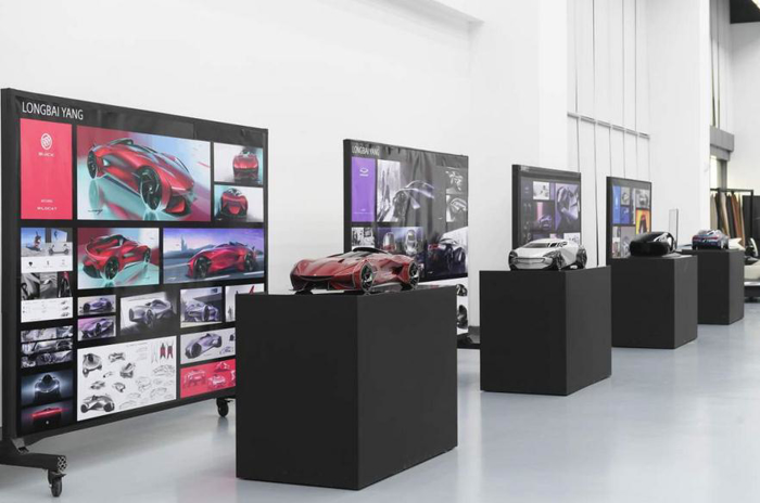 泛亚金桥园区于今年4月正式投入使用，聚焦于未来前瞻设计、造型及工程研发能力的提升，拥有前瞻及造型设计开发、软件中心、前期架构开发、缩比模型风洞、电子电器开发等众多关键研发设备。目前研发体系已形成1个泛亚，2个园区（金桥园区-工程协同、造型设计及软件开发园区；唐镇园区-整车及子系统、零部件开发验证园区），3个分中心（沈阳、烟台、武汉），4个试验基地（广德试车场、黑河寒区试验基地、吐鲁番热区试验基地和格尔木高原试验基地）的布局。