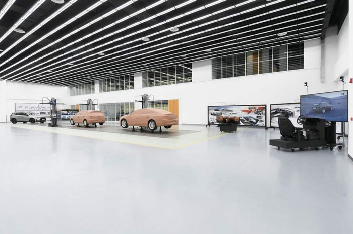 泛亚金桥园区于今年4月正式投入使用，聚焦于未来前瞻设计、造型及工程研发能力的提升，拥有前瞻及造型设计开发、软件中心、前期架构开发、缩比模型风洞、电子电器开发等众多关键研发设备。目前研发体系已形成1个泛亚，2个园区（金桥园区-工程协同、造型设计及软件开发园区；唐镇园区-整车及子系统、零部件开发验证园区），3个分中心（沈阳、烟台、武汉），4个试验基地（广德试车场、黑河寒区试验基地、吐鲁番热区试验基地和格尔木高原试验基地）的布局。