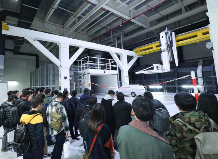 泛亚金桥园区于今年4月正式投入使用，聚焦于未来前瞻设计、造型及工程研发能力的提升，拥有前瞻及造型设计开发、软件中心、前期架构开发、缩比模型风洞、电子电器开发等众多关键研发设备。目前研发体系已形成1个泛亚，2个园区（金桥园区-工程协同、造型设计及软件开发园区；唐镇园区-整车及子系统、零部件开发验证园区），3个分中心（沈阳、烟台、武汉），4个试验基地（广德试车场、黑河寒区试验基地、吐鲁番热区试验基地和格尔木高原试验基地）的布局。