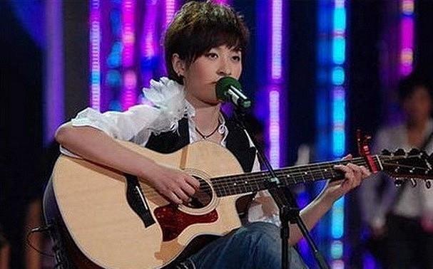 被骂十年才翻红，因为怼机场工作人员又被群嘲？曾轶可在想什么？