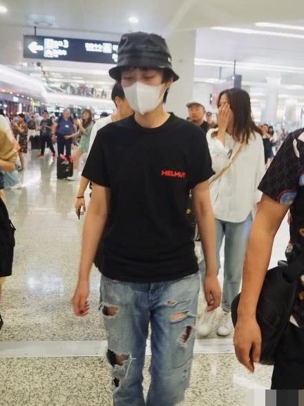 被骂十年才翻红，因为怼机场工作人员又被群嘲？曾轶可在想什么？