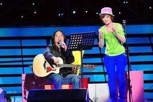 被骂十年才翻红，因为怼机场工作人员又被群嘲？曾轶可在想什么？