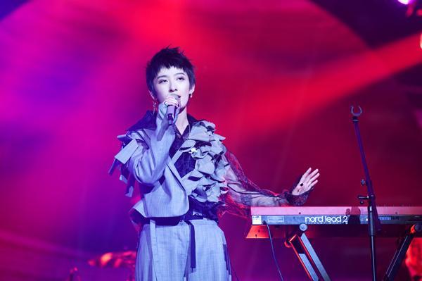 被骂十年才翻红，因为怼机场工作人员又被群嘲？曾轶可在想什么？