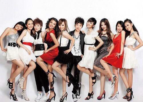 被骂十年才翻红，因为怼机场工作人员又被群嘲？曾轶可在想什么？